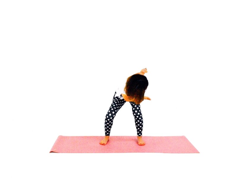 スウィングエクササイズ2undefined両手を左方向に下ろす