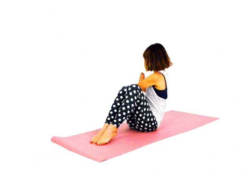 美姿勢エクササイズ3undefined反対側も同様に。肘が膝の外に出るイメージでねじりを深めましょう。