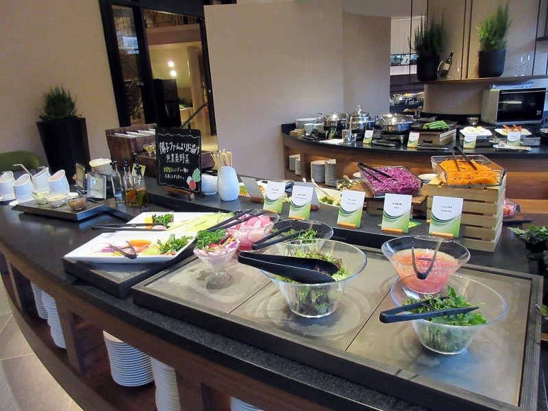 ガーデン ダイニング 前菜のブッフェ台