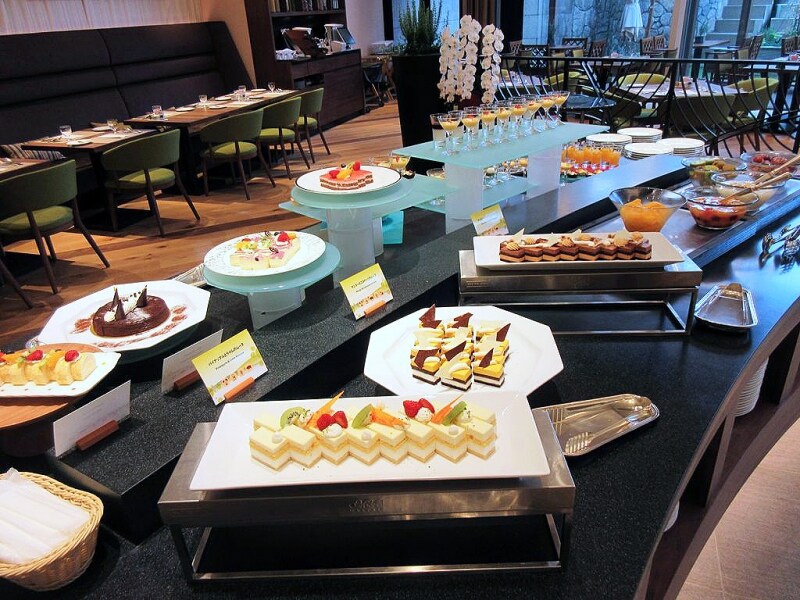 ガーデン ダイニング デザートのブッフェ台