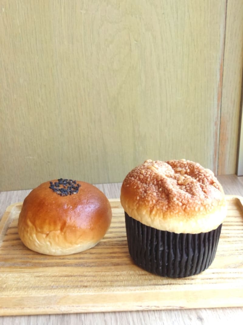 ／梅干あんぱん、左／ジューシー丸ごとみかん