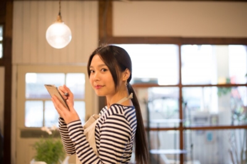 主婦のパートを考える時に、よく言われていたのが103万円や130万円の壁。これに、社会保険の106万円の壁、新しい配偶者控除の150万円の壁が出来ました。かなり複雑になってしまったこれらの壁。この収入を超えたら、本当に損をするのでしょうか?
