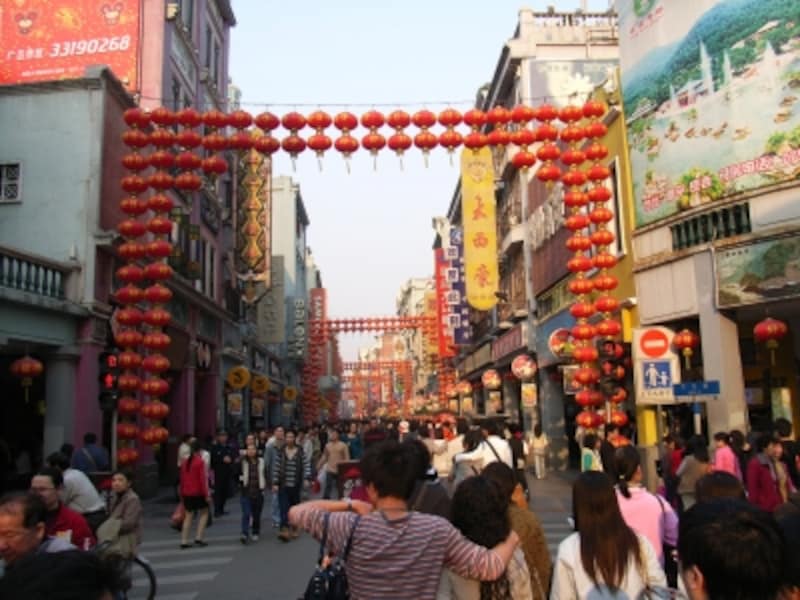 広州市内の繁華街。広東料理の老舗が建ち並ぶ