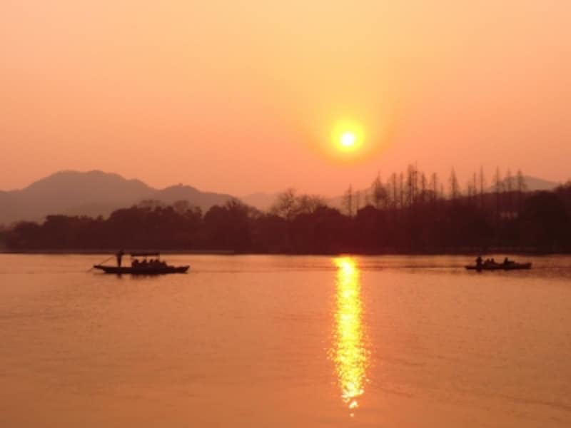 中国で一番美しい湖、西湖の夕陽。「蘇堤春暁」付近の眺め