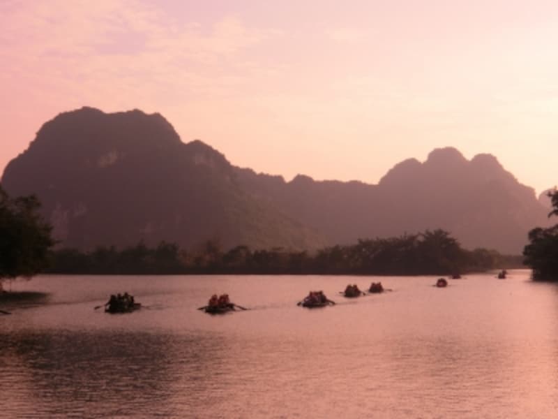 東南アジアで初の世界複合遺産に登録されたチャンアン。カルスト地形の絶景の中を、船頭さんの小舟に乗って。時間を忘れてしまいそうな素朴で優雅な船旅。