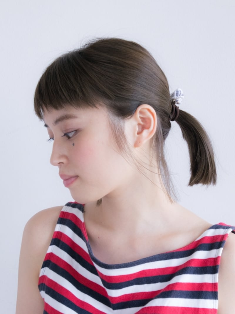 帽子の中に入る位置で結ぶ