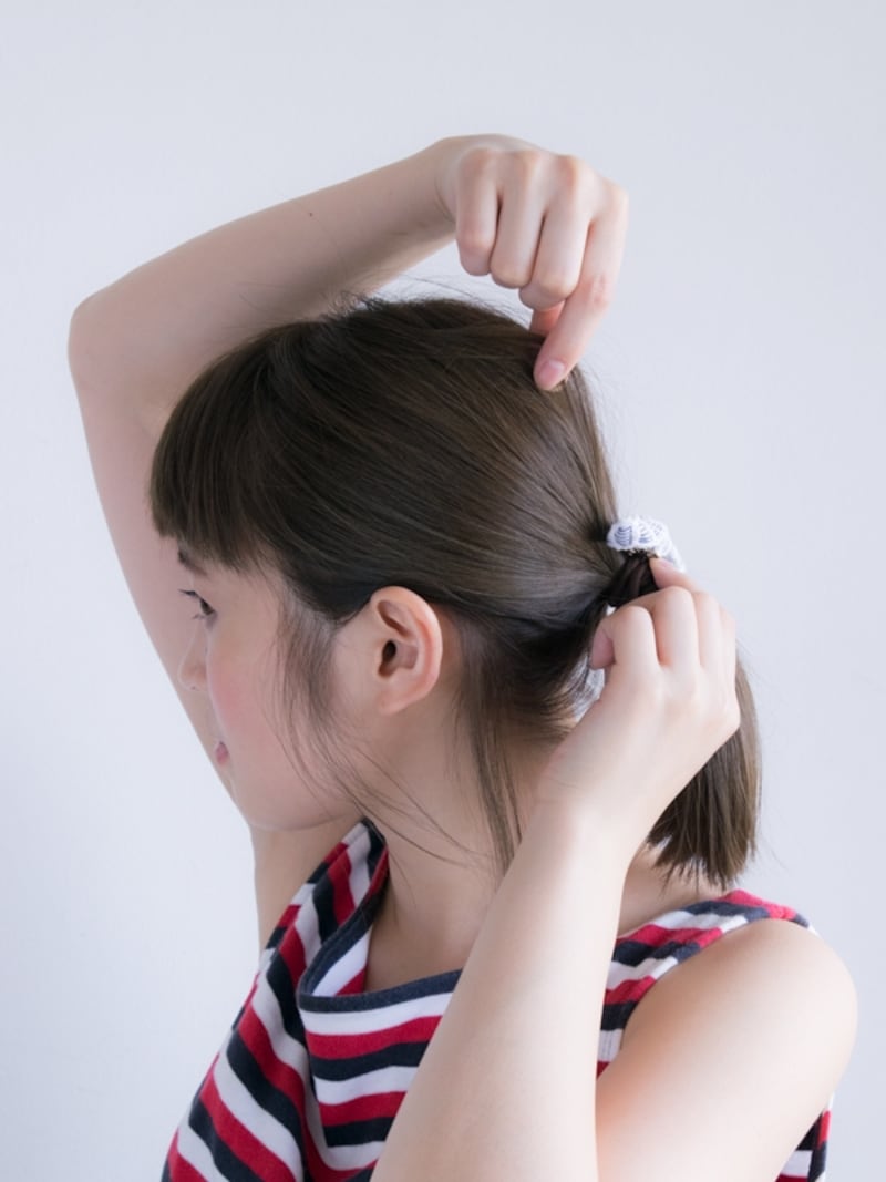 片方の手でゴムを抑えながら