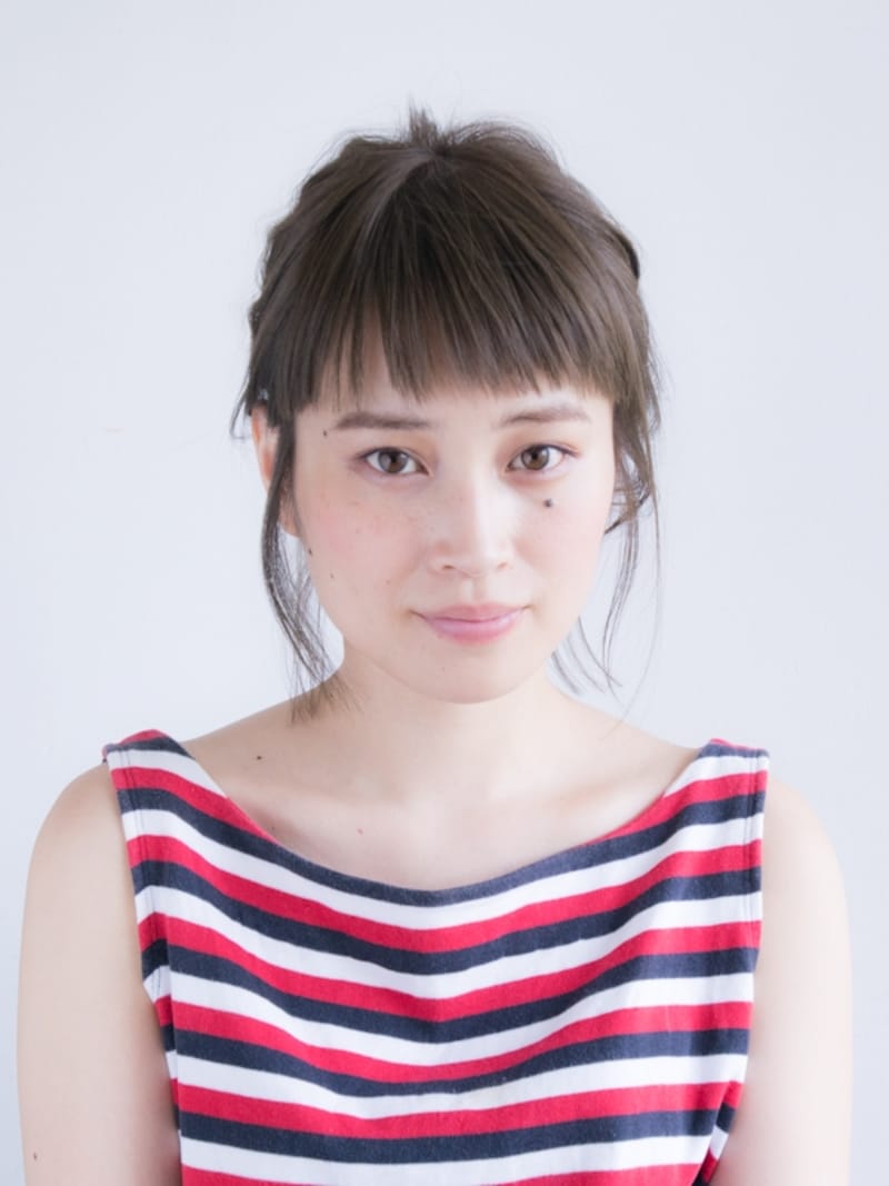 無造作な後れ毛でひっつめ髪に見せない！