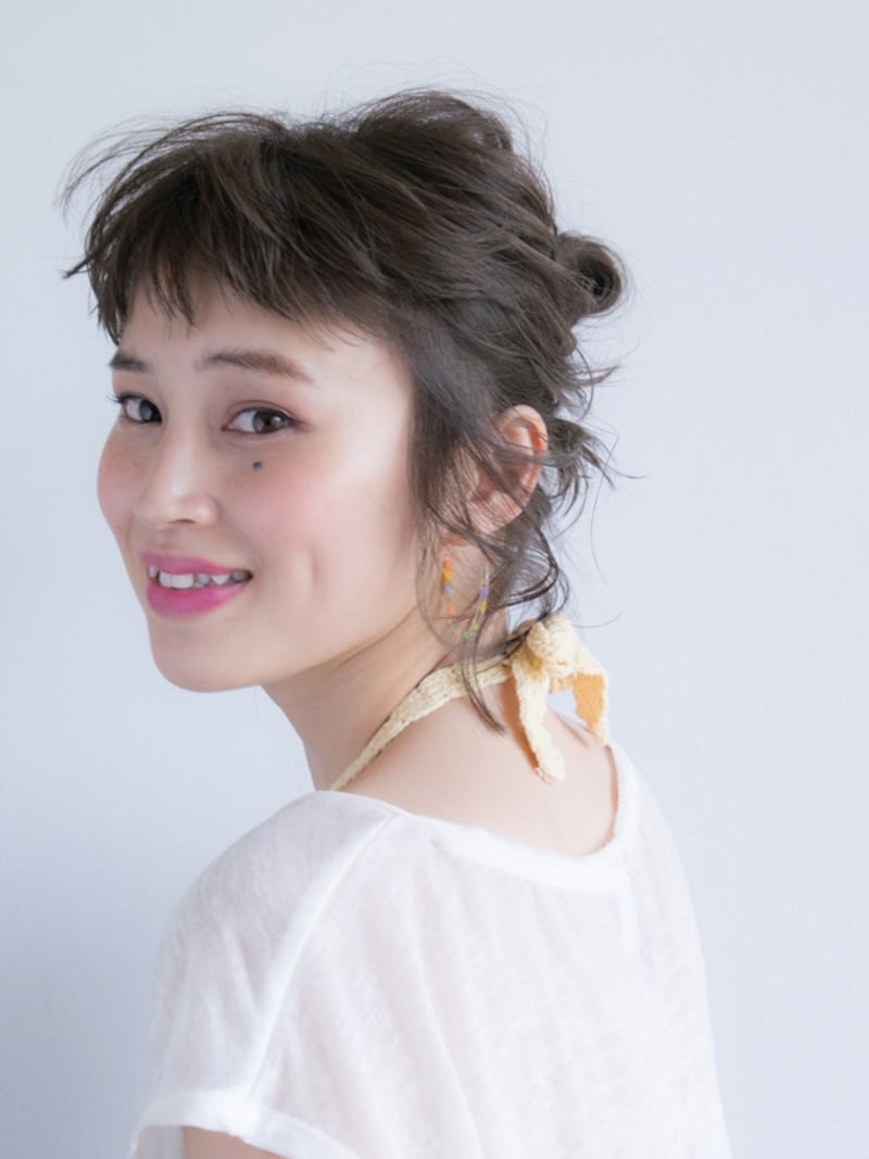 海・プール・ビーチ用の濡れ髪ヘアアレンジ