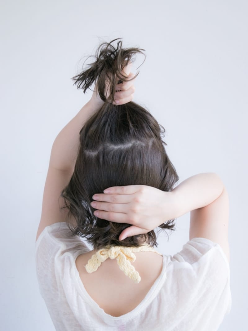 トップの髪をラフに分けとる