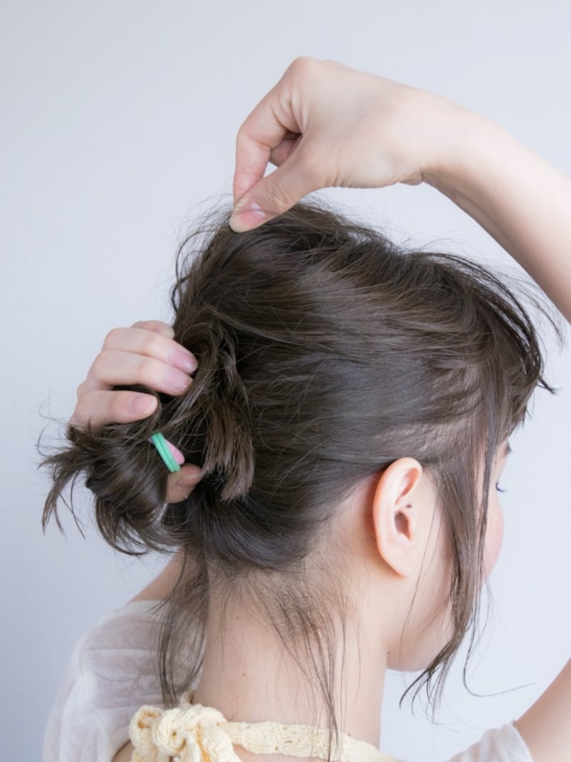 トップを少しずつつまんで引き出す