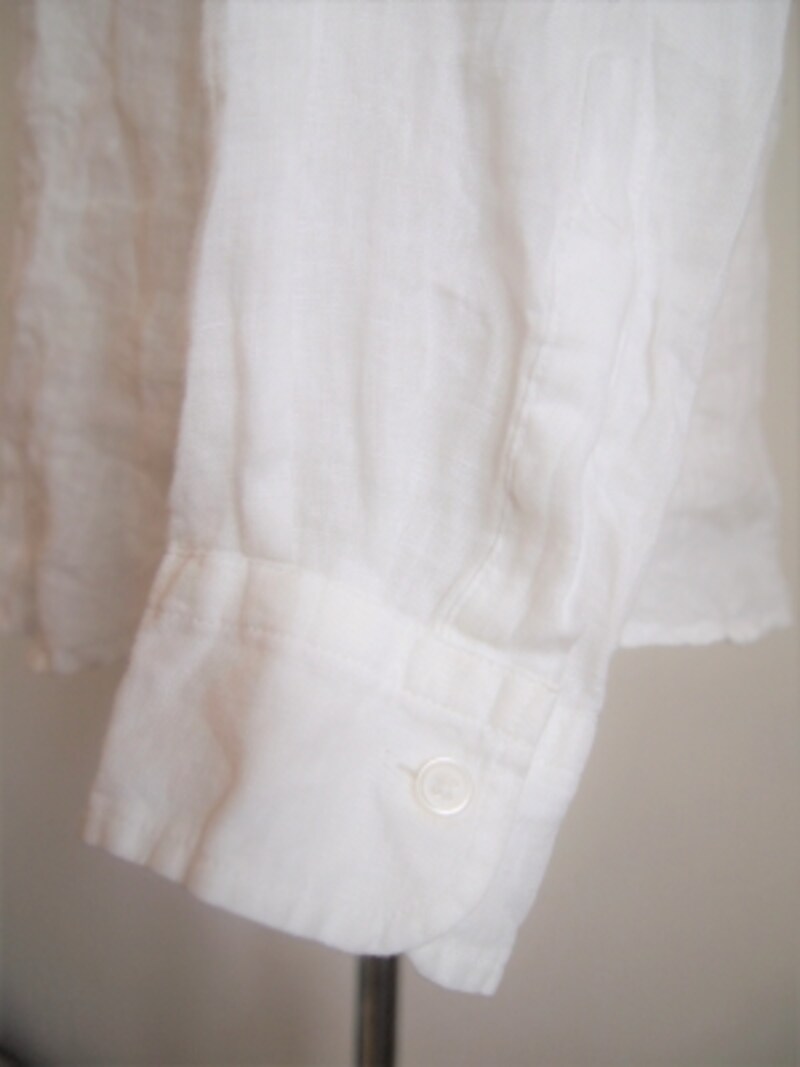 ユニクロはボタン一つ。その分柔らかくロールアップも楽々