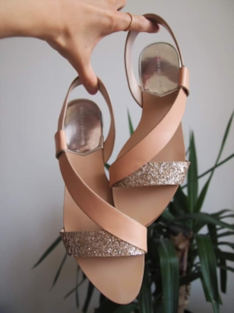 フラットソール、レザー素材、肌に馴染むベージュカラーにアクセント程度のゴールドラメが◎