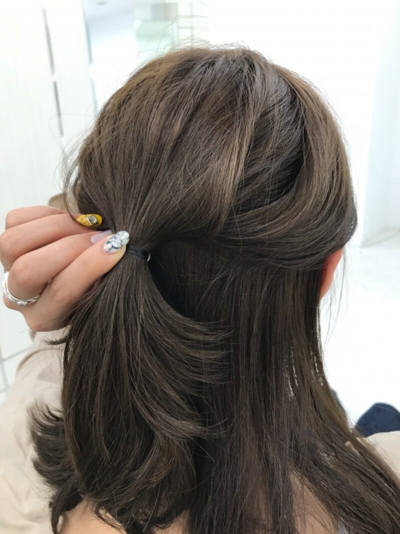 ハチ上の髪をゴムで結ぶ