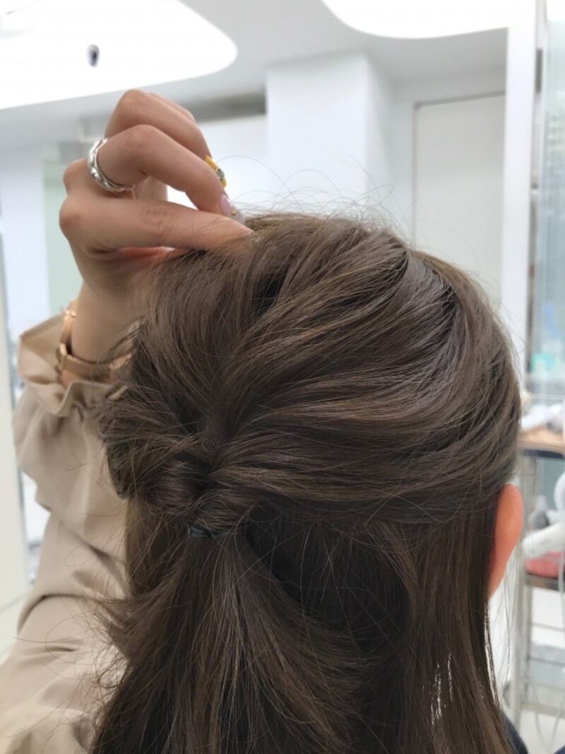 後頭部を引き出して丸みを出す