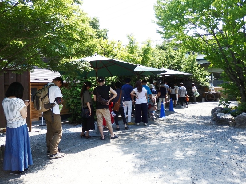 行列が絶えない阿佐美冷蔵の金崎本店
