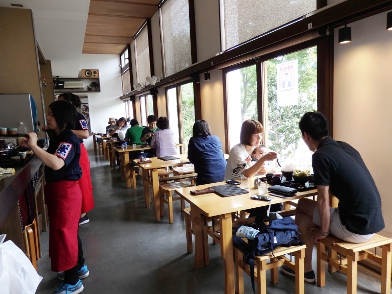 カフェのような寳登山道店の中