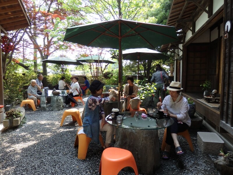 小石が敷きつめられた中庭に客席が並ぶ金崎本店