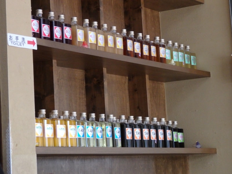 寳登山道店の棚に並ぶ土産用果汁シロップ
