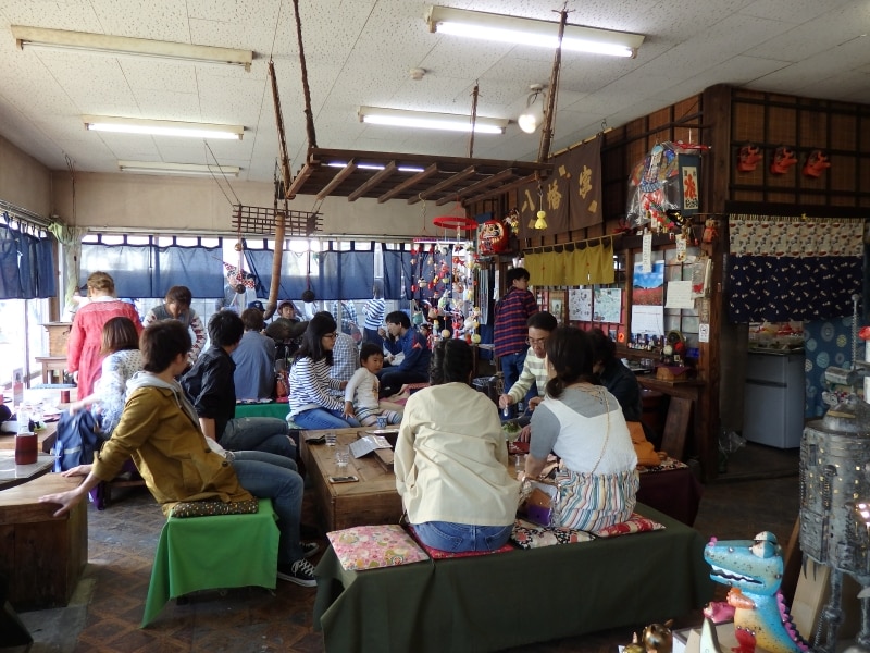 寒い日には八幡家の囲炉裏端で味わうかき氷