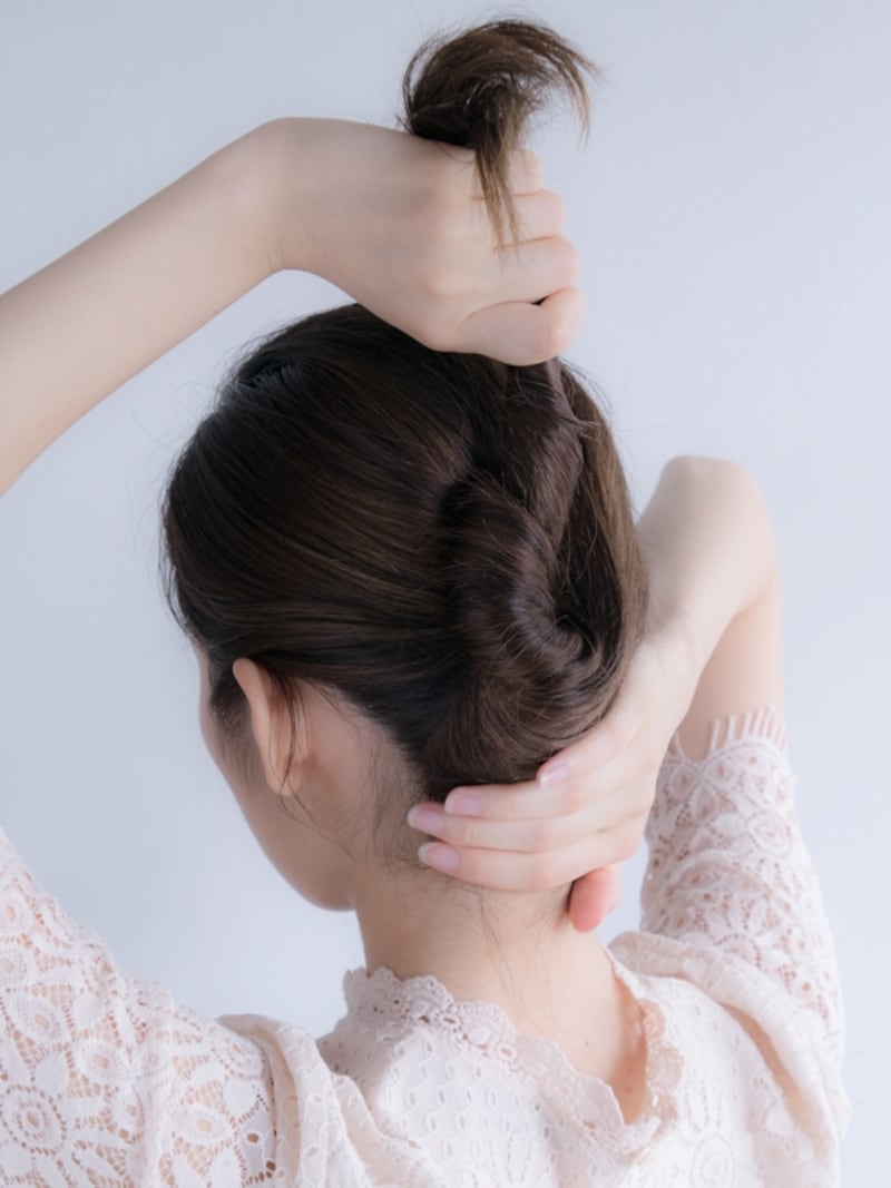 襟足がたるまないようにねじり上げる