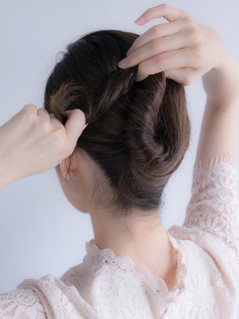 ハチの高さで毛束を折り返す