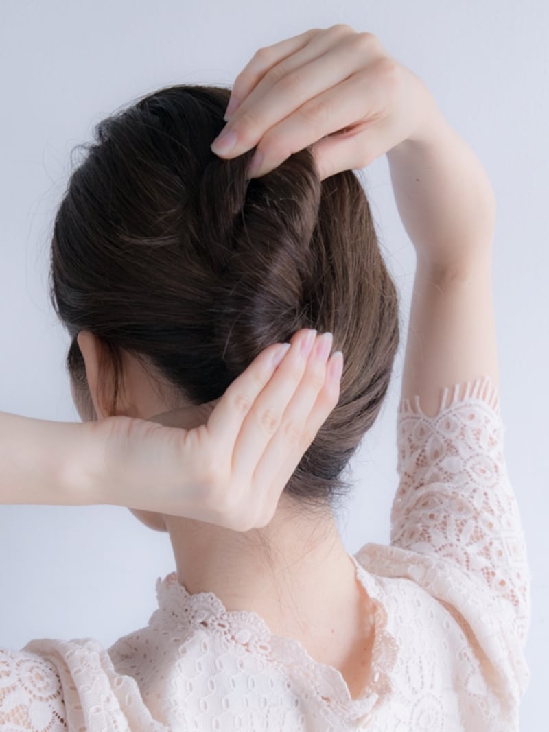 折り返した毛先を内側に入れ込む