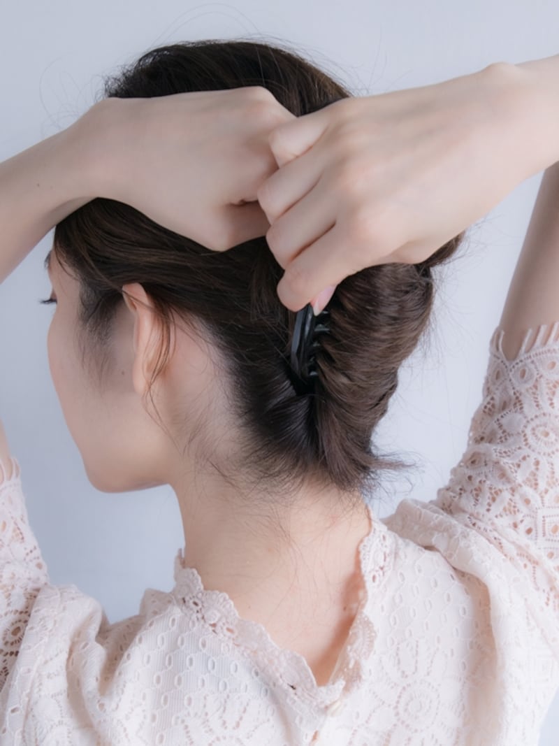 コームの歯が頭皮当たるように押し込む