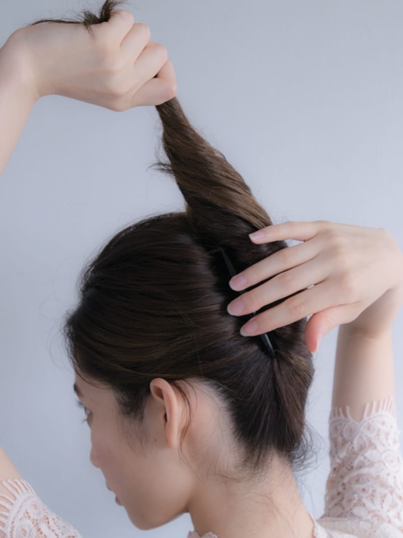 ねじり上げた毛束をコームでしっかり固定した状態