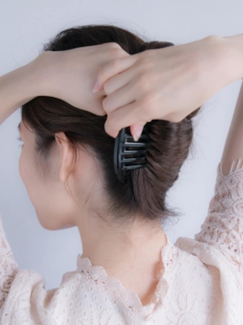 夜会巻きのやり方は コームを使った簡単ヘアアレンジ ヘアアレンジ All About