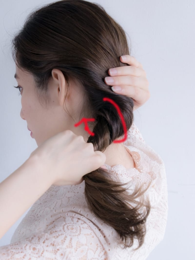 矢印の方向に2~3回転ねじる