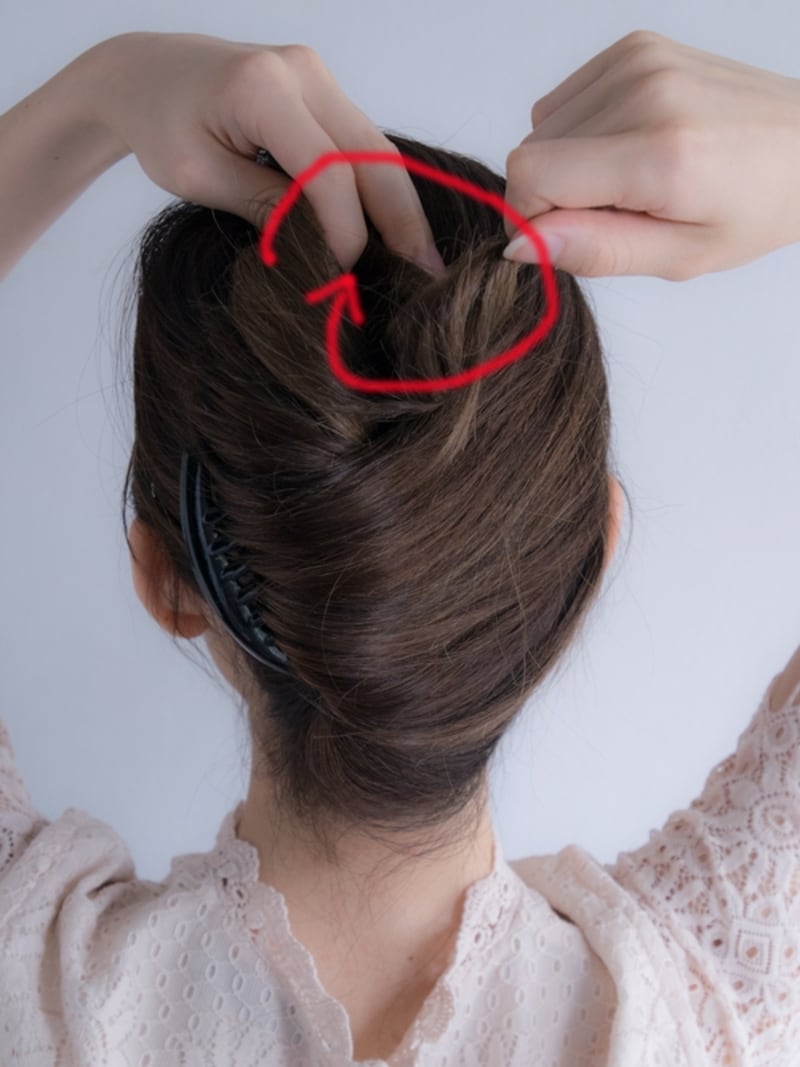 ハチ上の位置で円を作るようにねじる