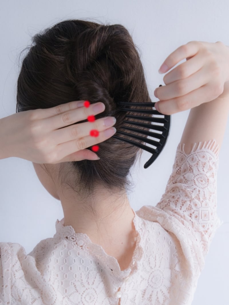 赤い点の位置にコームの歯を挿す