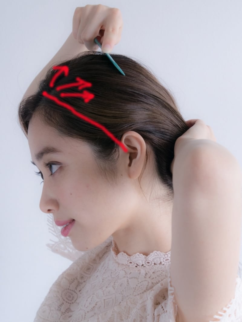 赤い線から後ろの髪を放射状にとかす