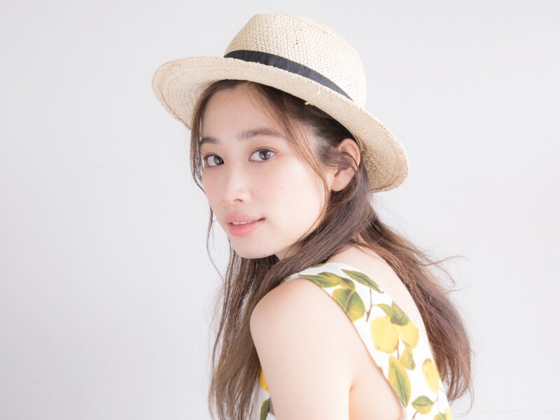 帽子をかぶった跡が目立たない！麦わら帽子アレンジ