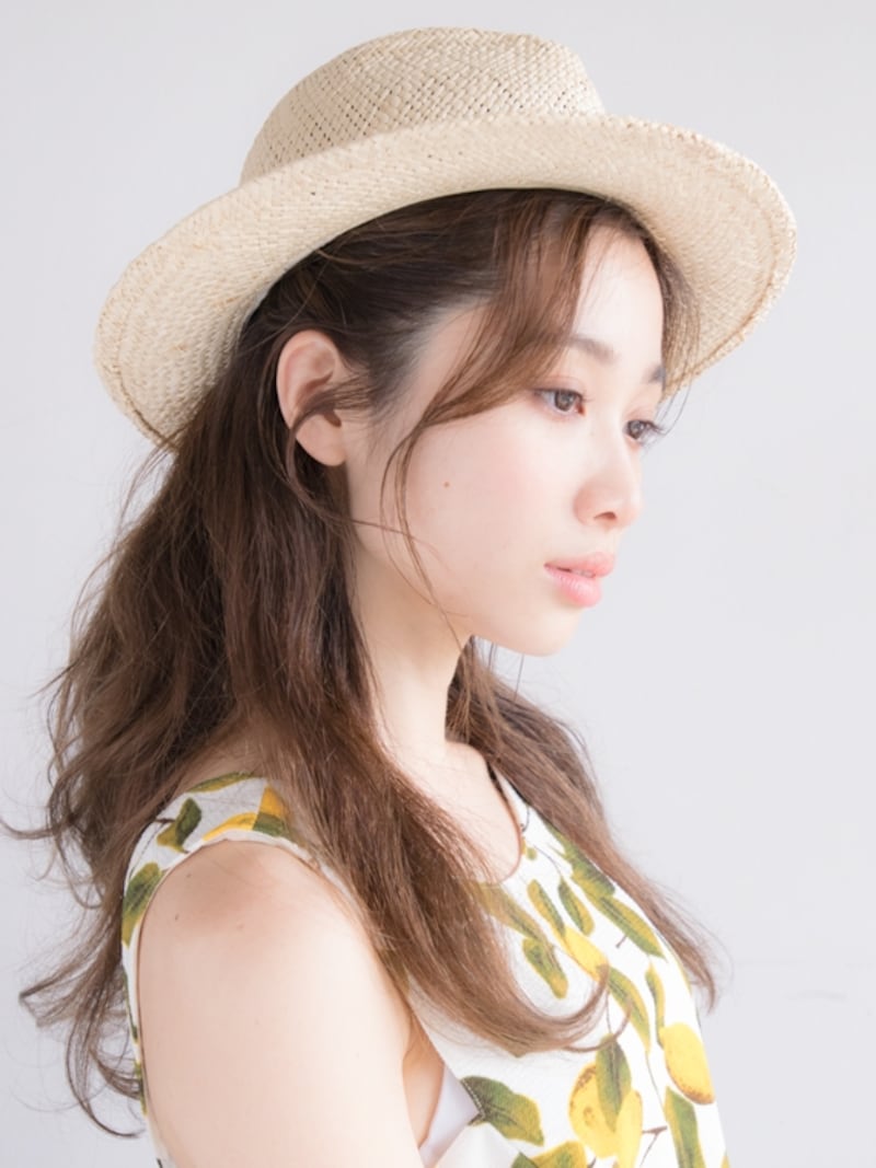 帽子をかぶった跡が目立たない麦わら帽子アレンジ・サイド