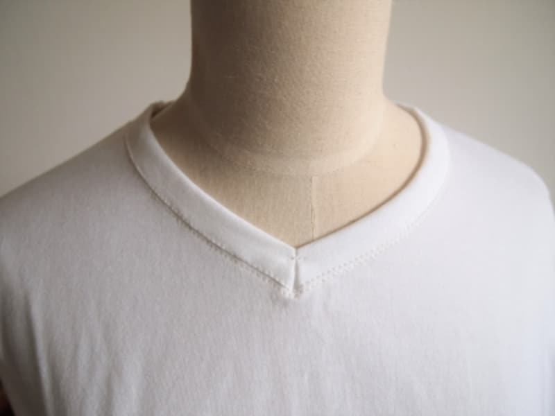 深すぎないＶネックはきちんと感もありつつカジュアルにも使える