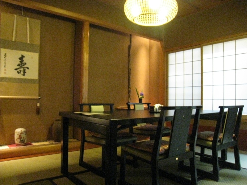 個室はお食事代の10％の室料がかかります。