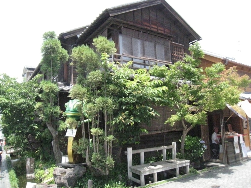 うなっ子の外観。カメレオンの前では記念撮影する人も。