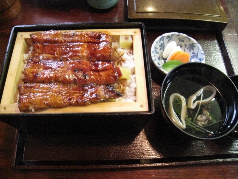 上いも重。ウナギの蒲焼の下にはサイコロ状のサツマイモとご飯が。