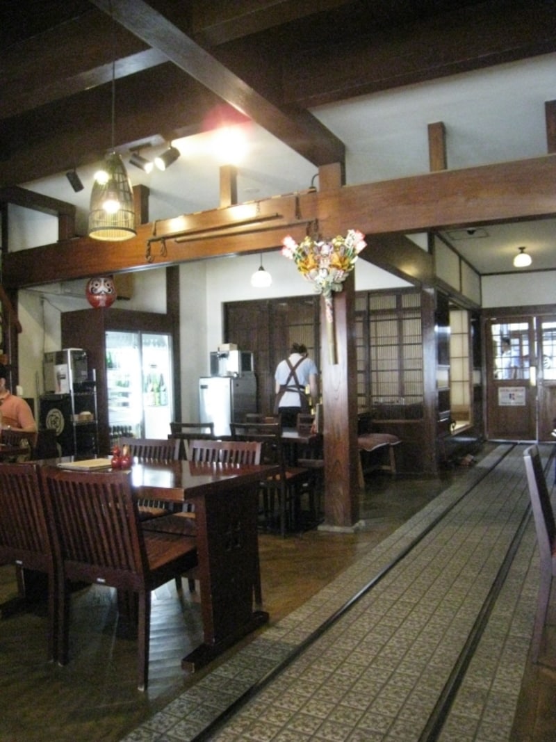 入り口から続くトロッコのレール。