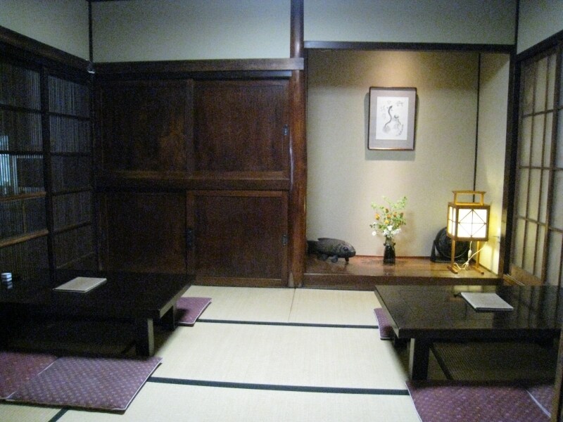 テーブル席の他に小上がりもある。