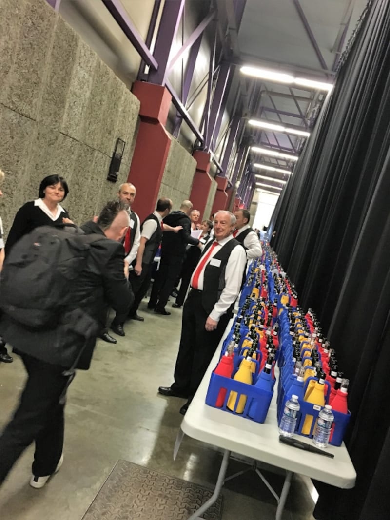 審査を待つワインたち