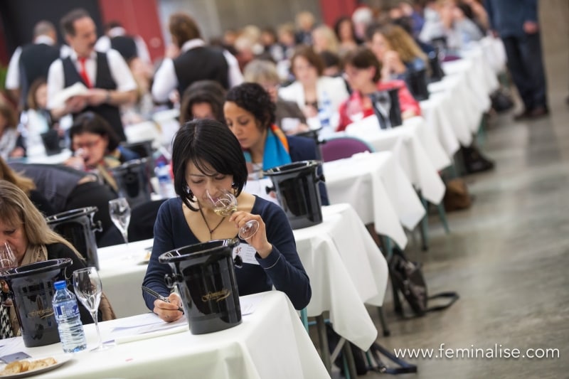 フェミナリーズ世界ワインコンクール審査会場の様子