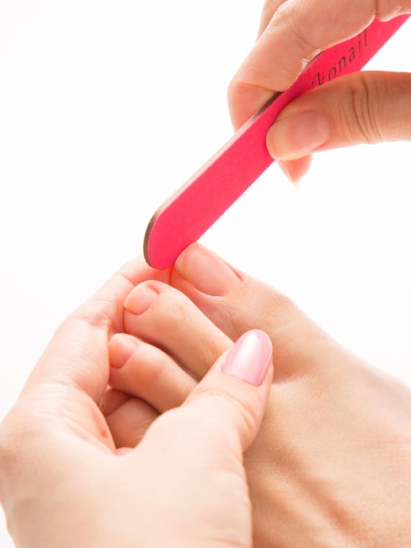 大きめのファイルで爪の形を整える