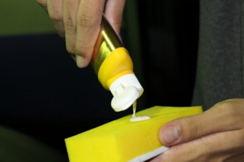 油膜除去剤は、2～3滴をスポンジの黄色い面に垂らすだけでOK