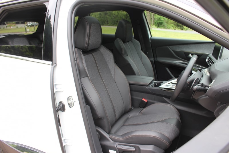 新型プジョー3008