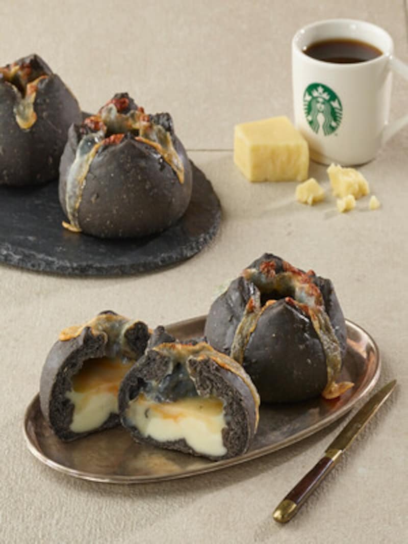 スタバコリアの限定メニュー。火山の形をしたパン