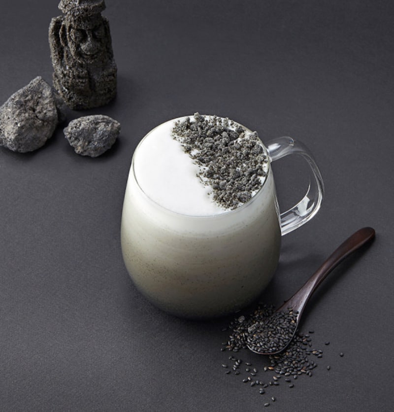 黒めのビジュアルも面白い。済州島の最新メニューです