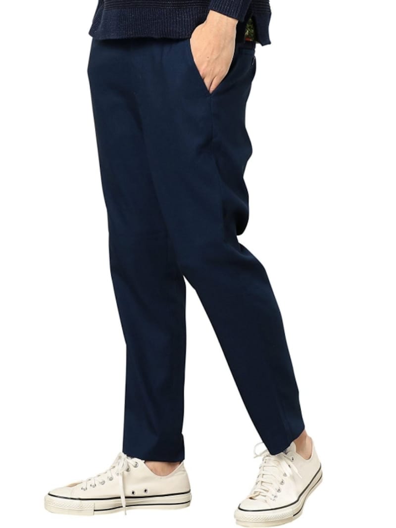 九分丈のネイビーパンツ